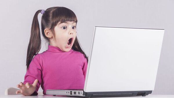طفلة كمبيوتر - سبوتنيك عربي