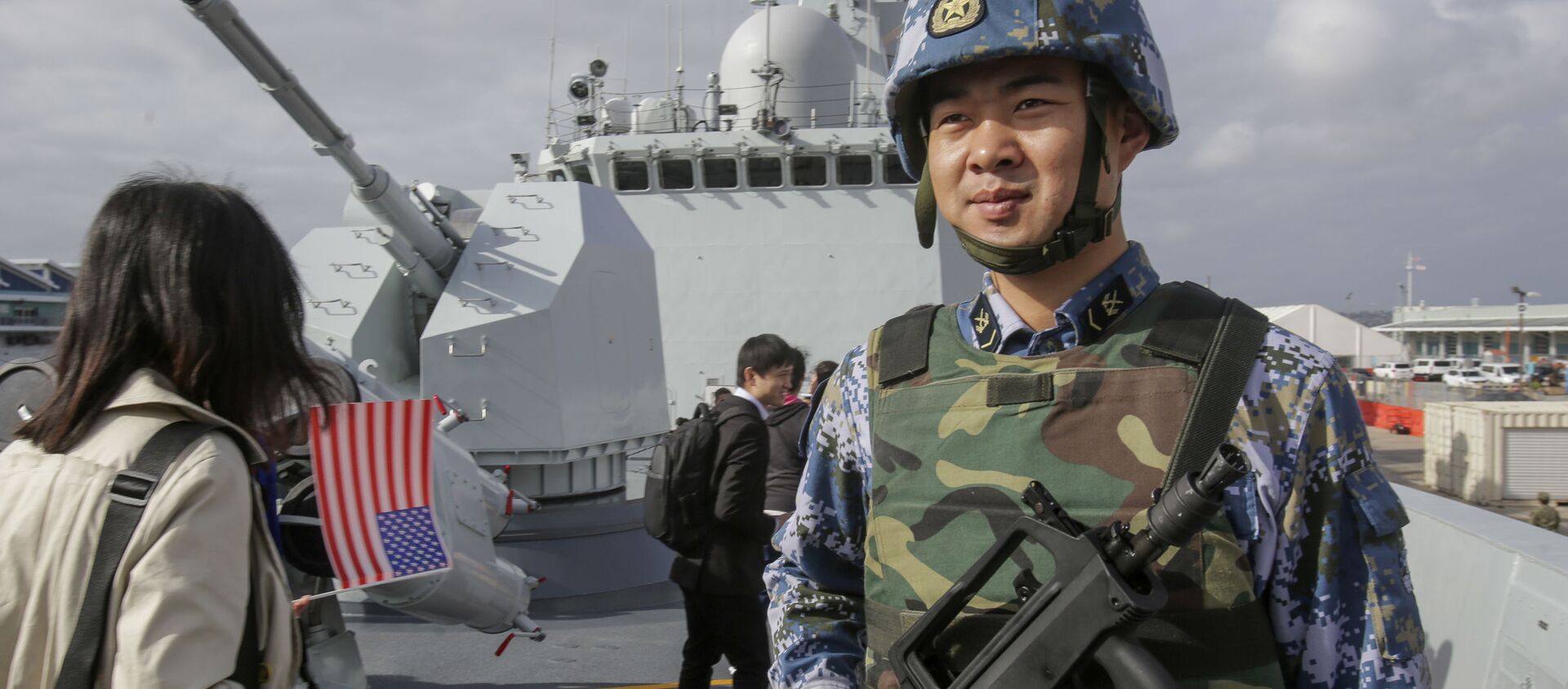 القةات البحرية الصينية على متن فرقاطة صينية يانتشينغ في سان دييغو، الولايات المتحدة 6 ديسمبر/ كانون الأول 2016 - سبوتنيك عربي, 1920, 12.04.2017