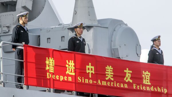 البحارة الصينيون على متن فرقاطة صينية  في سان دييغو، الولايات المتحدة 6 ديسمبر/ كانون الأول 2016 - سبوتنيك عربي