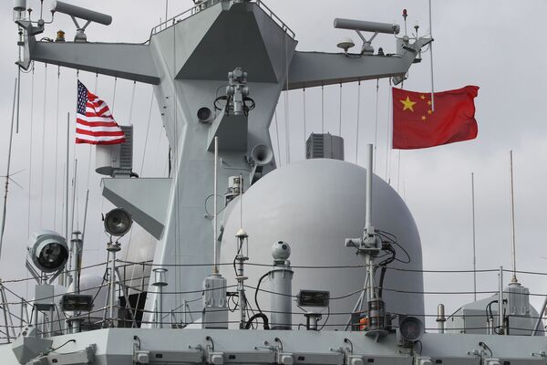 علما الصين والولايات المتحدة يرفرفان على فرقاطة يانتشينغ في سان دييغة بكاليفورنيا، الولايات المتحدة 6 ديسمبر/ كانون الأول 2016 - سبوتنيك عربي