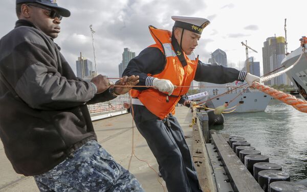 البحاران الصيني والأمريكي قومان بربط فرقاطة بميناء سان دييغة بكاليفورنيا، الولايات المتحدة 6 ديسمبر/ كانون الأول 2016 - سبوتنيك عربي