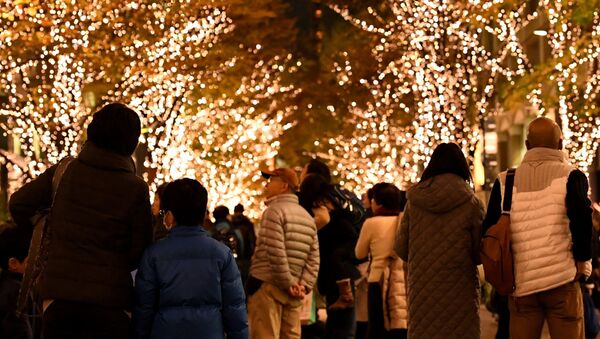 سكان طوكيو يسيرون في شوارع المدينة بين أضواء الكريسماس ،  2 ديسمبر/ كانون الأول 2016 - سبوتنيك عربي