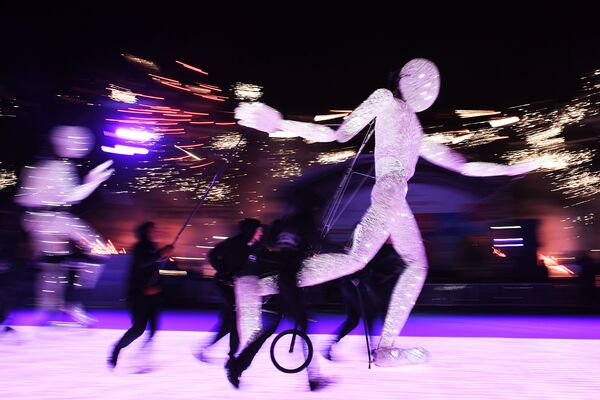 عرض التزحلق على الجليد في حديقة في دي إن خا، موسكو، ديسمبر/ كانون الأول 2016 - سبوتنيك عربي