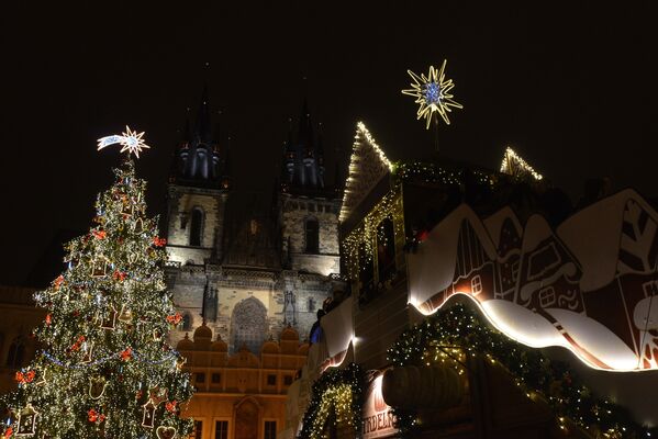 شجرة عيد الميلاد في مدينة براغ، التشيك 5 ديسمبر/ كانون الأول 2016 - سبوتنيك عربي