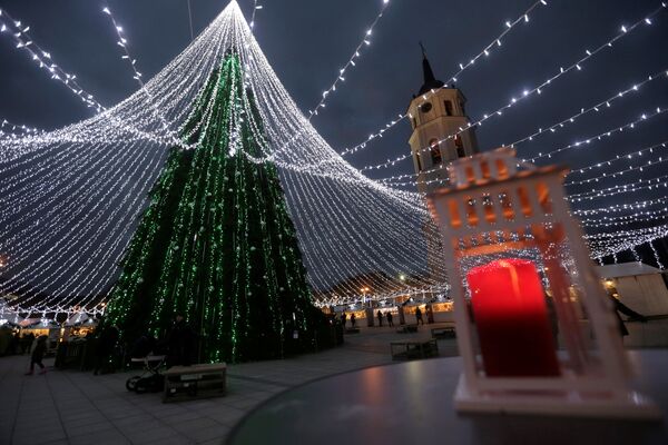 شجرة عيد الميلاد في مدينة فيلنيوس، ليتوانيا، 6 ديسمبر/ كانون الأول 2016 - سبوتنيك عربي