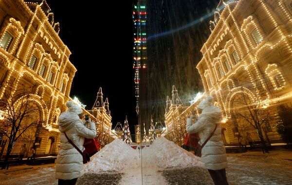 أضواء رأس السنة تنير المتجر غوم في موسكو، روسيا، 6 ديسمبر/ كانون الأول 2016 - سبوتنيك عربي