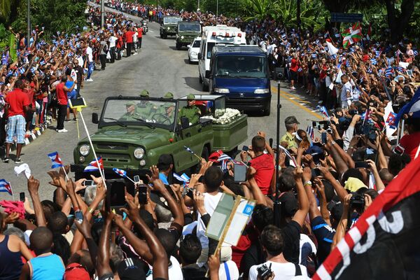 وصول موكب الجنازة مع ما تبقى من القائد فيدل كاسترو في سانتياغو دي كوبا، كوبا،  ديسمبر/ كانون الأول 2016 - سبوتنيك عربي