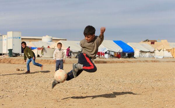 أطفال نازحين من الموصل، يلعبون بالكرة في مخيم خازر للنازحين، العراق 5 ديسمبر/ كانون الأول 2016 - سبوتنيك عربي
