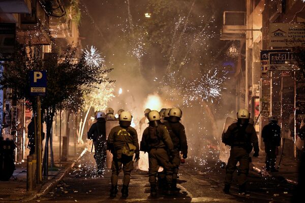 ألعاب نارية وشرطة مكافحة أعمال الشغب في أثينا، اليونان 6 ديسمبر/ كانون الأول 2016 - سبوتنيك عربي