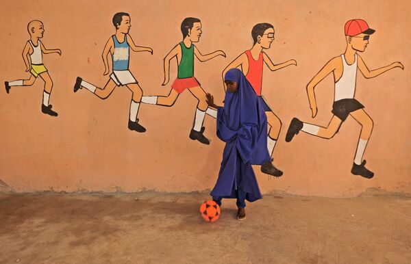 فتاة تركل الكرة خلال حصة الرياضية في المدرسة بمقديشو، المغرب 6 ديسمبر/ كانون الأول 2016 - سبوتنيك عربي