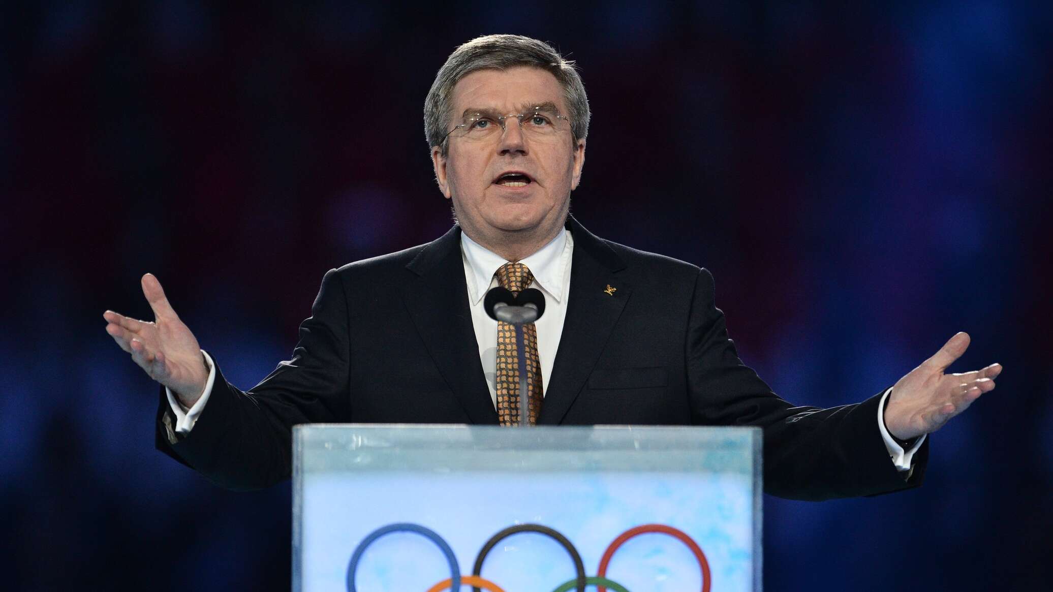 رئيس اللجنة الأولمبية الدولية يعترف بمراقبة منشورات الرياضيين الروس لمنعهم من المشاركة في البطولات