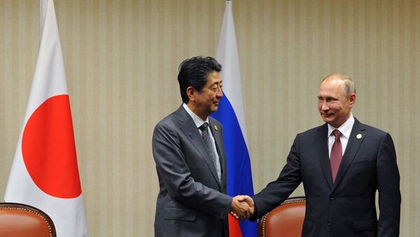 الرئيس الروسي فلاديمير بوتين و رئيس الوزراء الياباني سيندزو ابي - سبوتنيك عربي