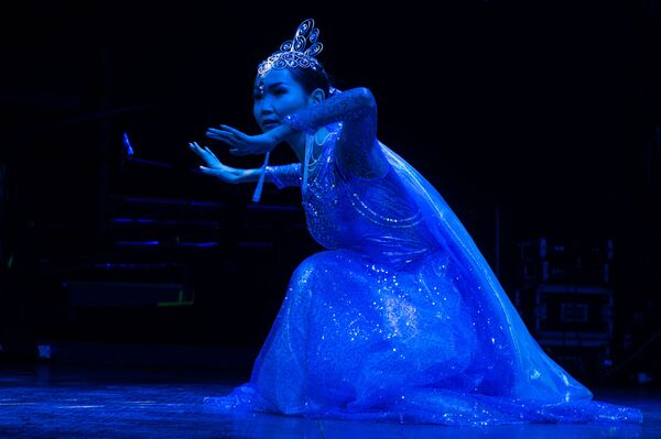 أناستاسيا خانخالايفا (إقليم إركوتسك) خلال أداء مسرحي في مسابقة حسناء روسيا 2016 في موسكو. - سبوتنيك عربي