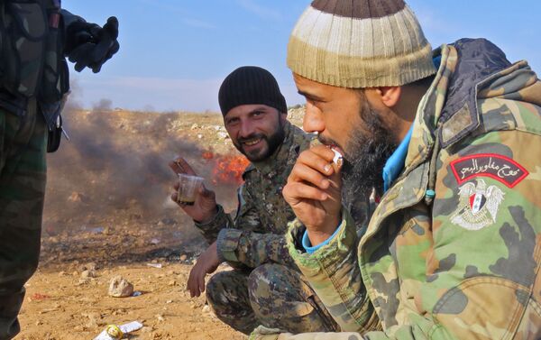 جنود الجيش السوري يشربون القهوة أثناء الاستراحة في حي الشيخ سعيد بمدينة حلب، 12 ديسمبر/ كانون الأول 2016 - سبوتنيك عربي