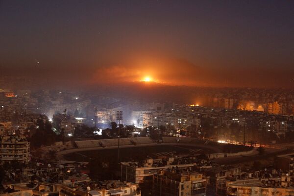 أدخنة الحريق الناجم عن قصف المناطق التي يسيطر عليها المسلحون حول ضواحي مدينة حلب، 12 ديسمبر/ كانون الأول 2016 - سبوتنيك عربي