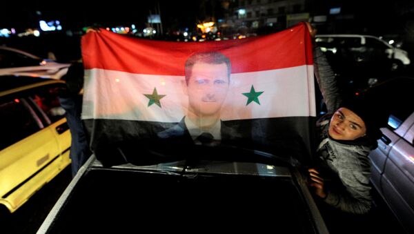 السوريون يحتفلون بالنصر في حلب وأنصار الرئيس السوري بشار الأسد يرفعون علامة النصر، 12 ديسمبر/ كانون الأول 2016 - سبوتنيك عربي