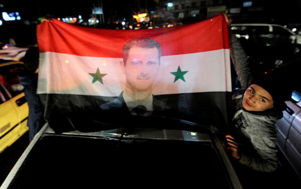 السوريون يحتفلون بالنصر في حلب وأنصار الرئيس السوري بشار الأسد يرفعون علامة النصر، 12 ديسمبر/ كانون الأول 2016 - سبوتنيك عربي
