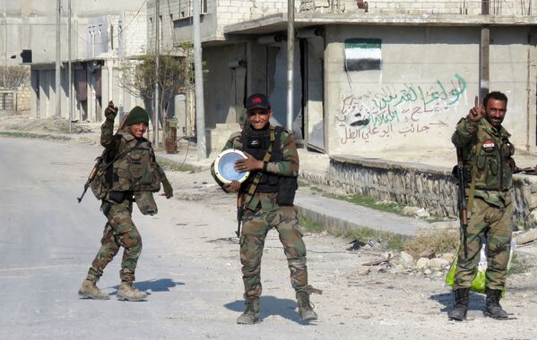 جنود الجيش السوري يحتفلون بالنصر في حي الشيخ سعيد بمدينة حلب، 12 ديسمبر/ كانون الأول 2016 - سبوتنيك عربي