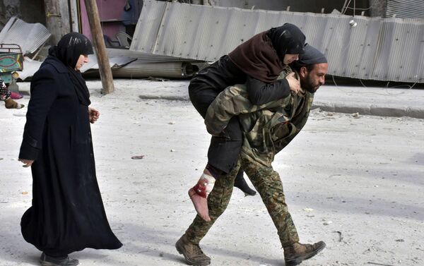 جندي سوري يحمل امرأة على ظهره في حلب الشرقية، 12 ديسمبر/ كانون الأول 2016 - سبوتنيك عربي