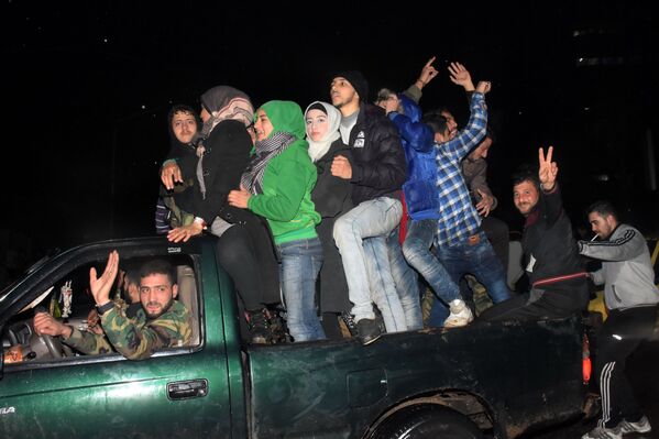السوريون يحتفلون بالنصر في شرق مدينة حلب، 12 ديسمبر/ كانون الأول 2016 - سبوتنيك عربي
