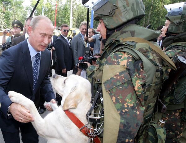 رئيس الوزراء الروسي (حينذاك) فلاديمير بوتين خلال زيارته لقسم تابع القوات الداخلية التابع لوزارة الداخلية الروسية في بالاشيخا - سبوتنيك عربي