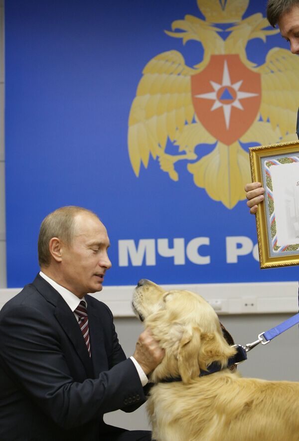 الرئيس فلاديمير بوتين خلال زيارته لمركز الطوارئ الروسي. - سبوتنيك عربي