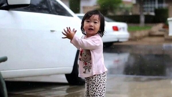 طفلة ترى لأول مرة المطر - سبوتنيك عربي