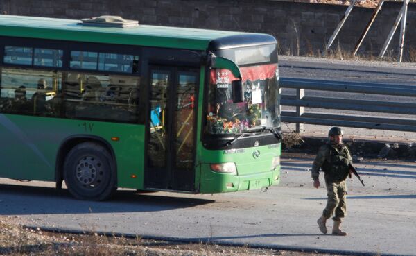 حافلات لنقل المسلحين وأفراد أسرهم من منطقة خان العسل، 15 ديسمبر/ كانون الأول 2016 - سبوتنيك عربي