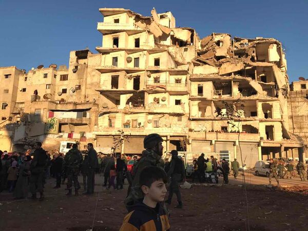 الحلبيون بعد مغادرة الحافلات الخضراء شرق مدينة حلب، 15 ديسمبر/ كانون الأول 2016 - سبوتنيك عربي