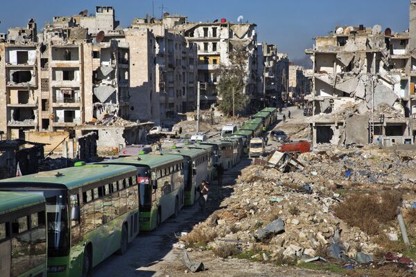 الحافلات الخضراء تنقل المسلحين وأفراد أسرهم من شرق مدينة حلب ، 15 ديسمبر/ كانون الأول 2016 - سبوتنيك عربي