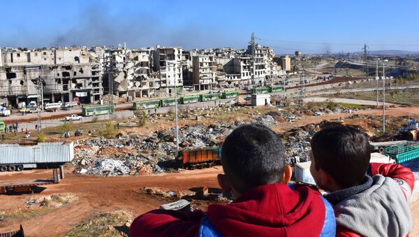 أطفال سوريون من حلب يشاهدون مغادرة الحافلات الخضراء التي تنقل المسلحين وأفراد أسرهم، 15 ديسمبر/ كانون الأول 2016 - سبوتنيك عربي