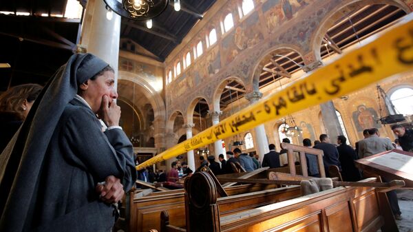 راهبة تبكي داخل الكنيسة القبطية الكاتدرائية بالقاهرة، بعد التفجير، في مصر 11 ديسمبر/ كانون الأول 2016. - سبوتنيك عربي