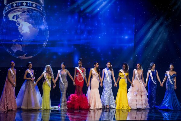 صورة جماعية للمشاركات في مسابقة ملكة جمال العالم 2016، ميرلاند، الولايات المتحدة 18 ديسمبر/ كانون الأول 2016 - سبوتنيك عربي
