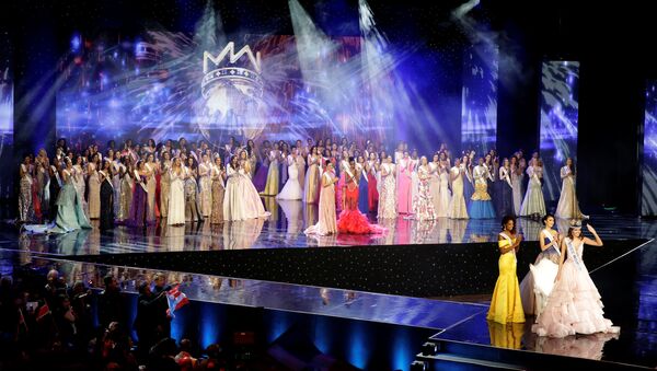 مسابقة ملكة جمال العالم لعام 2016 - الملكة الجديدة ميس بويرؤتو ريكو ستيفاني ديل فالي تقف أمام الحضور في ميرلاند، الولايات المتحدة 18 ديسمبر/ كانون الأول 2016 - سبوتنيك عربي