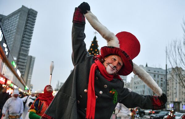 افتتاح مهرجان رحلة إلى عيد الميلاد في حي نوفي أربات بموسكو. - سبوتنيك عربي
