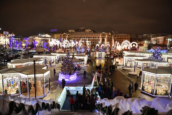 افتتاح مهرجان رحلة إلى عيد الميلاد في ساحة ريفوليوتسيا (الثورة) بموسكو. - سبوتنيك عربي