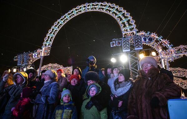 افتتاح مهرجان رحلة إلى عيد الميلاد في ساحة ريفوليوتسايا (الثورة) بموسكو. - سبوتنيك عربي