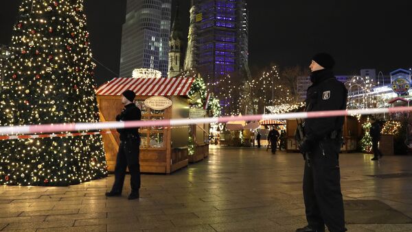 Police guard a Christmas market after a truck ran into the crowded Christmas market in Berlin, Germany. - سبوتنيك عربي