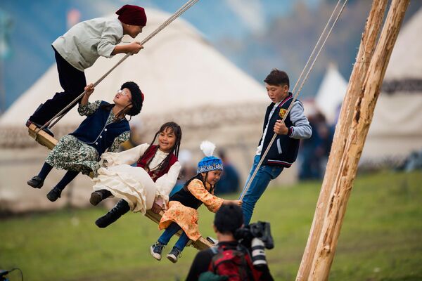 أطفال يلعبون على المراجيح بجمهورية قرغيزستان - سبوتنيك عربي