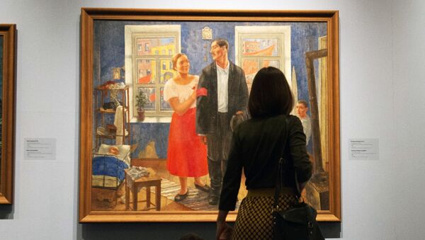 زائرون ينظرون إلى لوحة الأسرة خلال ذكرى أكتوبر الأول (1927) للفنان كوزما بيتروف فودكين، بمتحف الفنون روسيزو، موسكو - سبوتنيك عربي