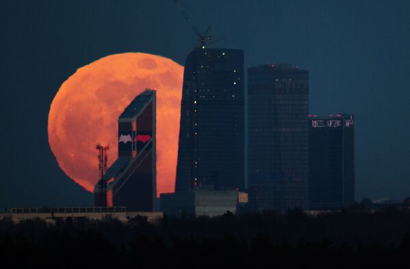 أبراج موسكو سيتي على خلفية القمر العملاق في موسكو - سبوتنيك عربي