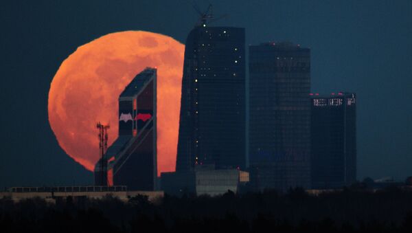 أبراج موسكو سيتي على خلفية القمر العملاق في موسكو - سبوتنيك عربي