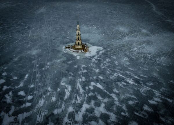 مياه الخزان أوغليش تغمر برج الجرس من كاتدرائية القديس نيقولاوس. - سبوتنيك عربي