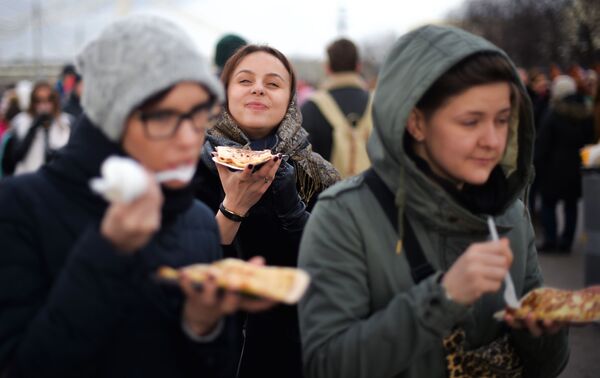 حفل ماسلينيتسا في مدينة موسكو، وهو حفل من تراث الفولكلور الشعبي الروسي لوداع فصل الشتاء واستقبال الربيع - سبوتنيك عربي