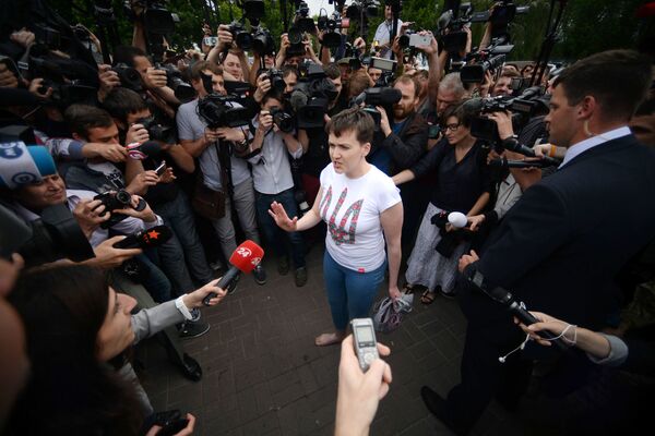 العسكرية الأوكرانية ناديجدا سافتشينكو تجيب على أسئلة الصحفيين في مدينة كييف - سبوتنيك عربي