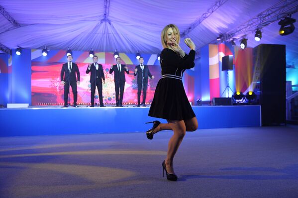 المتحدث الرسمي باسم الوزارة الخارجية ماريا زاخاروفا أثناء أدائها لرقصة من الفولكلور الشعبي الروسي على نغمة كالينكا بمدينة سوتشي - سبوتنيك عربي