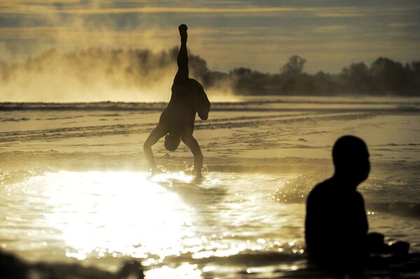 رجل من نادي السباحة الباردة في نوفغورودسك يسبح في نهر فولخوف - سبوتنيك عربي