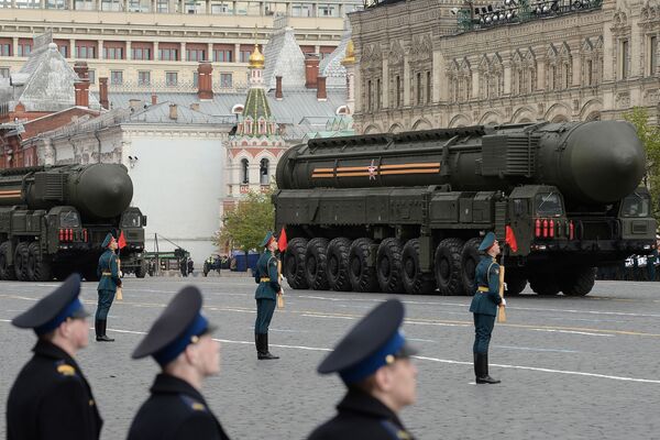 مجمعات الصواريخ توبول-إم خلال بروفة العرض العسكري بيوم النصر في الساحة الحمراء في موسكو - سبوتنيك عربي