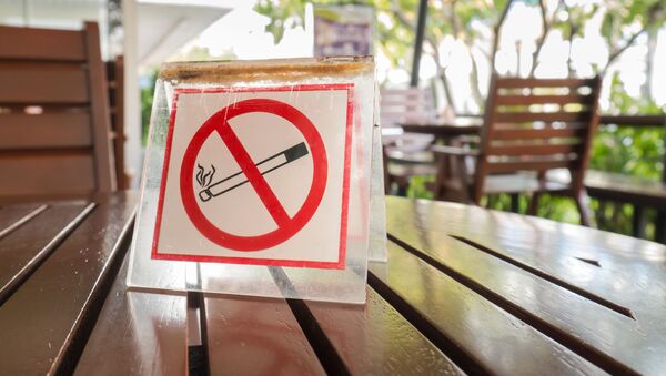 Запрещающий курение знак на уличной веранде кафе - سبوتنيك عربي