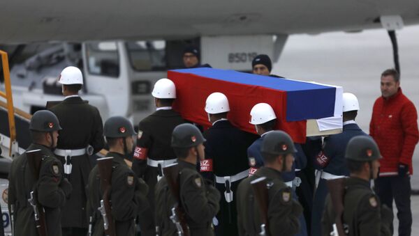نقل جثمان السفير الروسي أندريه كارلوف من العاصمة التركية إلى الوطن روسيا عبر مطار أنقرة الدولي - سبوتنيك عربي